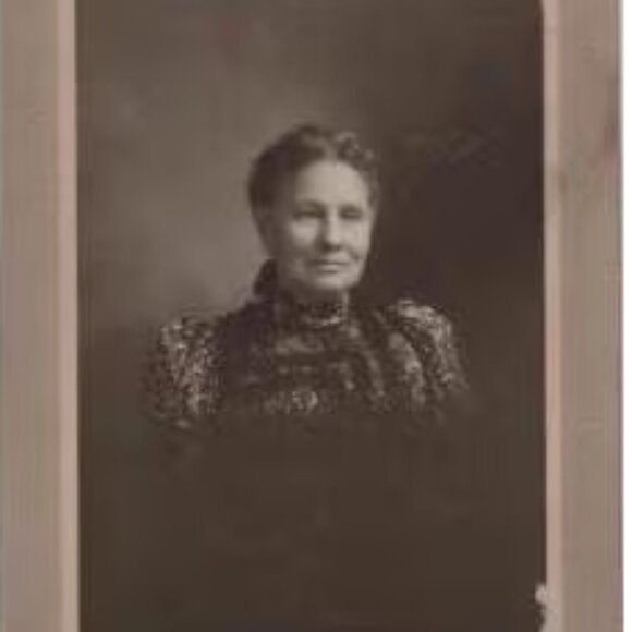 Antique Photograph Portrait Of Woman Done In Studio On Card 5 x 7 Message - Picture 1 of 2
